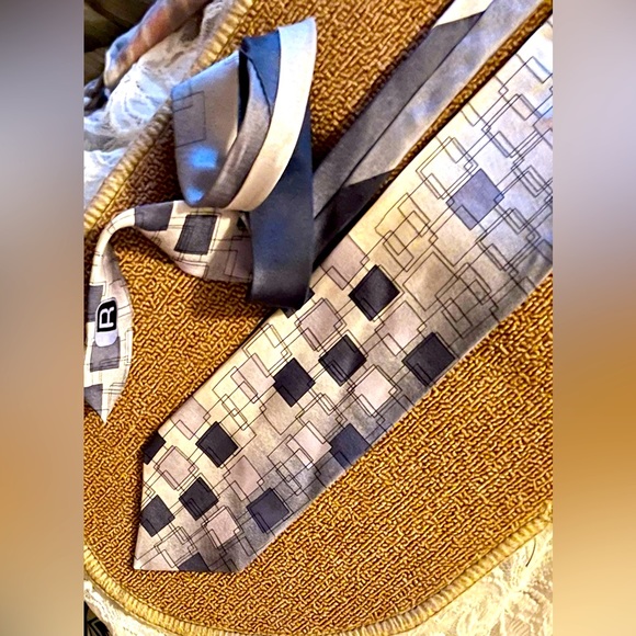 Reaction Kenneth Cole Tie with Squares Pattern, 100% Silk - Picture 3 of 9